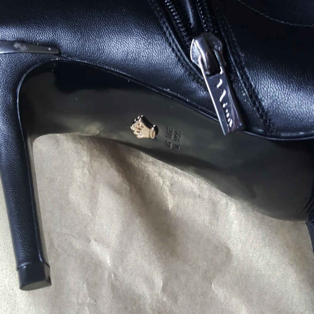 05:08   NINA Knee Boots